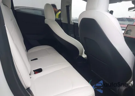 2022 Tesla Model Y Long Range Dual Motor All-Wheel Drive z USA, uszkodzony, nr VIN 7SAYGDEE7NF537535